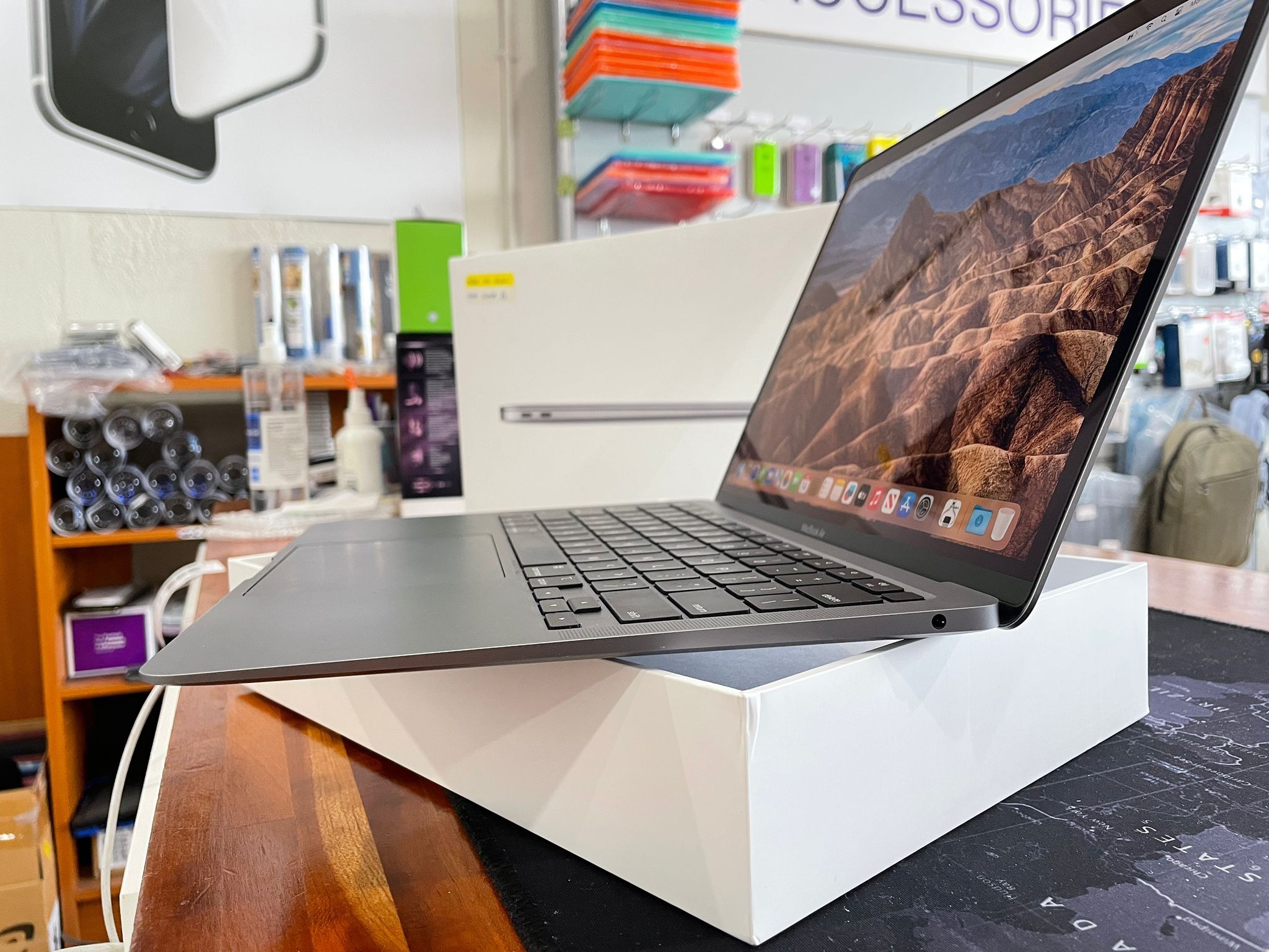 APPLE MACBOOK AIR 13” M1 8GB RAM 500GB SSD Like New