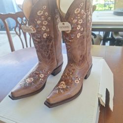 Women's Shyanne Boots  Size 8M