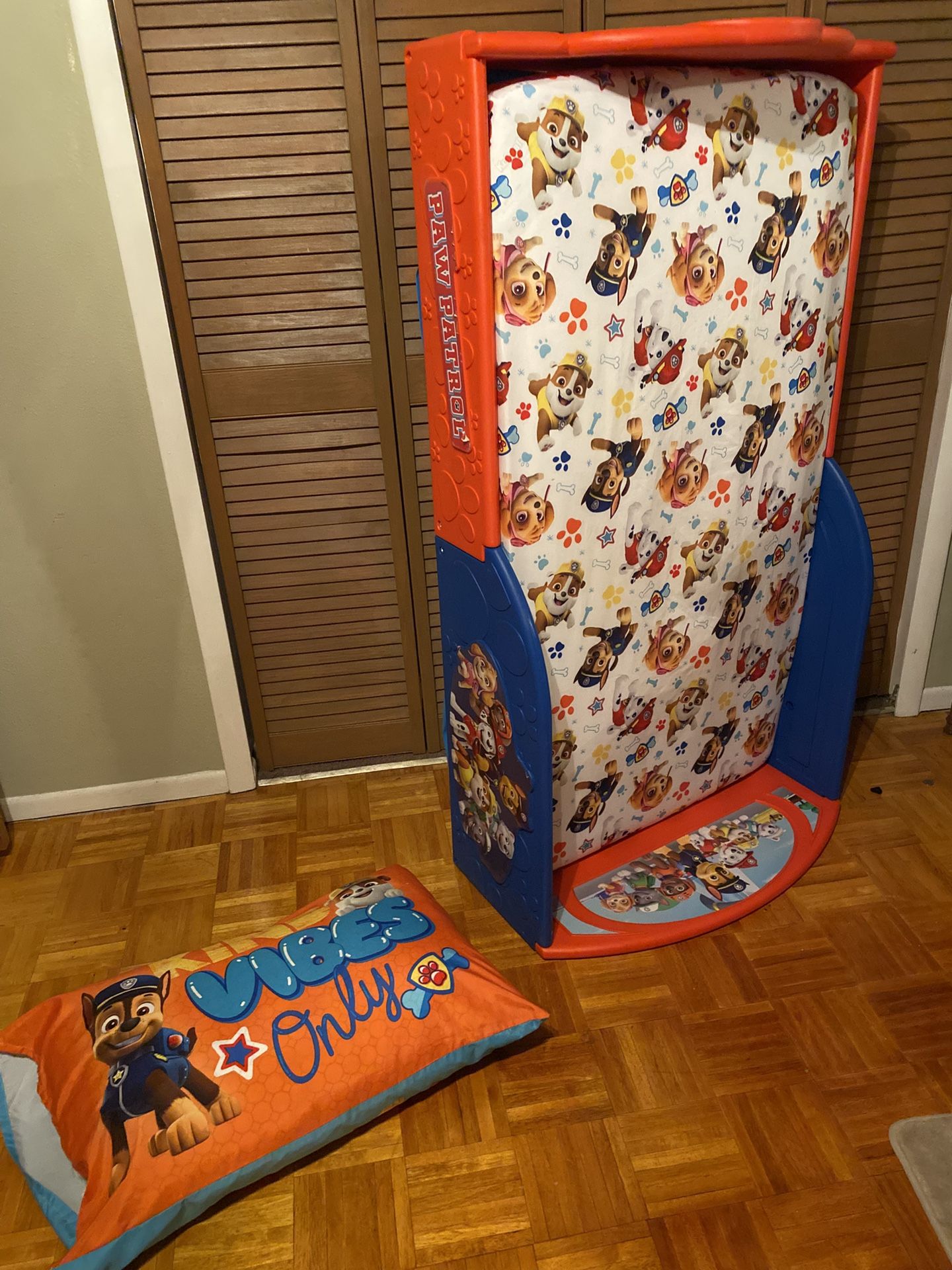 LIKE NEW Toddler bed/ Linens in perfect condition