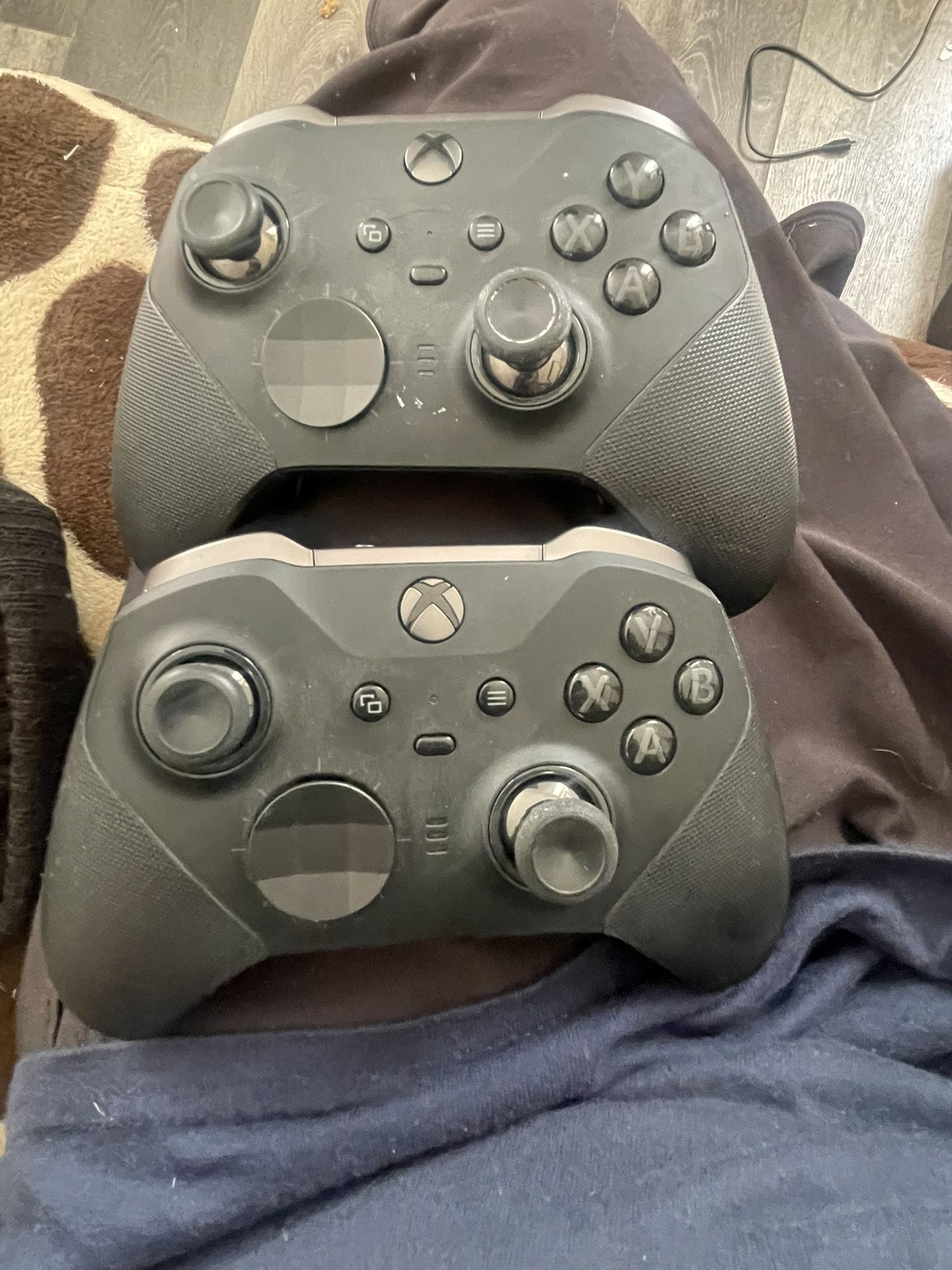 2 Xbox Elite Series 2 Controllers