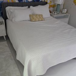 queen bed with mattress/headboard frame