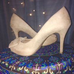Women's size 8 beige suede pumps