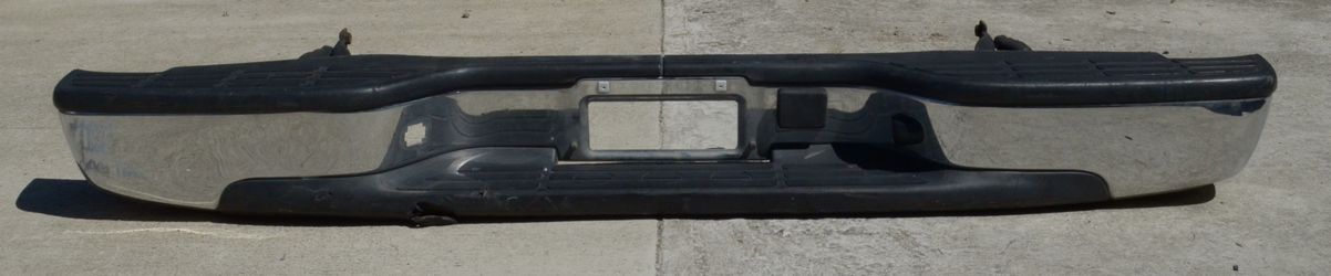 USED REF#M077 || 2000-2006 CHEVROLET TAHOE || REAR METAL BUMPER