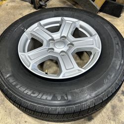  (1) 2018 JEEP WRANGLER Wheel Rim 17" w/ Tire 245/75R17 99% 17X7.5 2018-2022 OEM