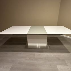Dining Table With Smooth Top Finish