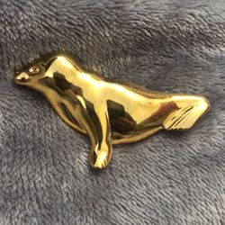 Seal Pin Fashion Brooch Gold Color