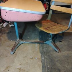 OLD SCHOOl DESK