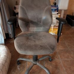 ~FREE FUNCTIONAL OFFICE/DESK CHAIR 
