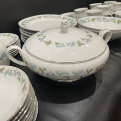 Vintage Fine China Set Japan 55 Pieces Nice And Excellent Condition 