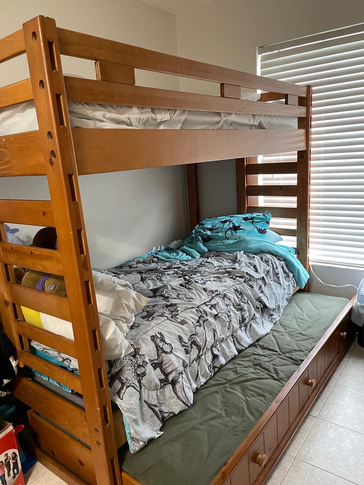 Bunk bed (twin) + trundle (mattress/storage)