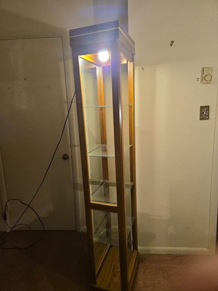 Etagre. Glass Shelves And Mirror