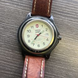 Vintage men’s Swiss Army Officers watch #3888 leather band needs battery