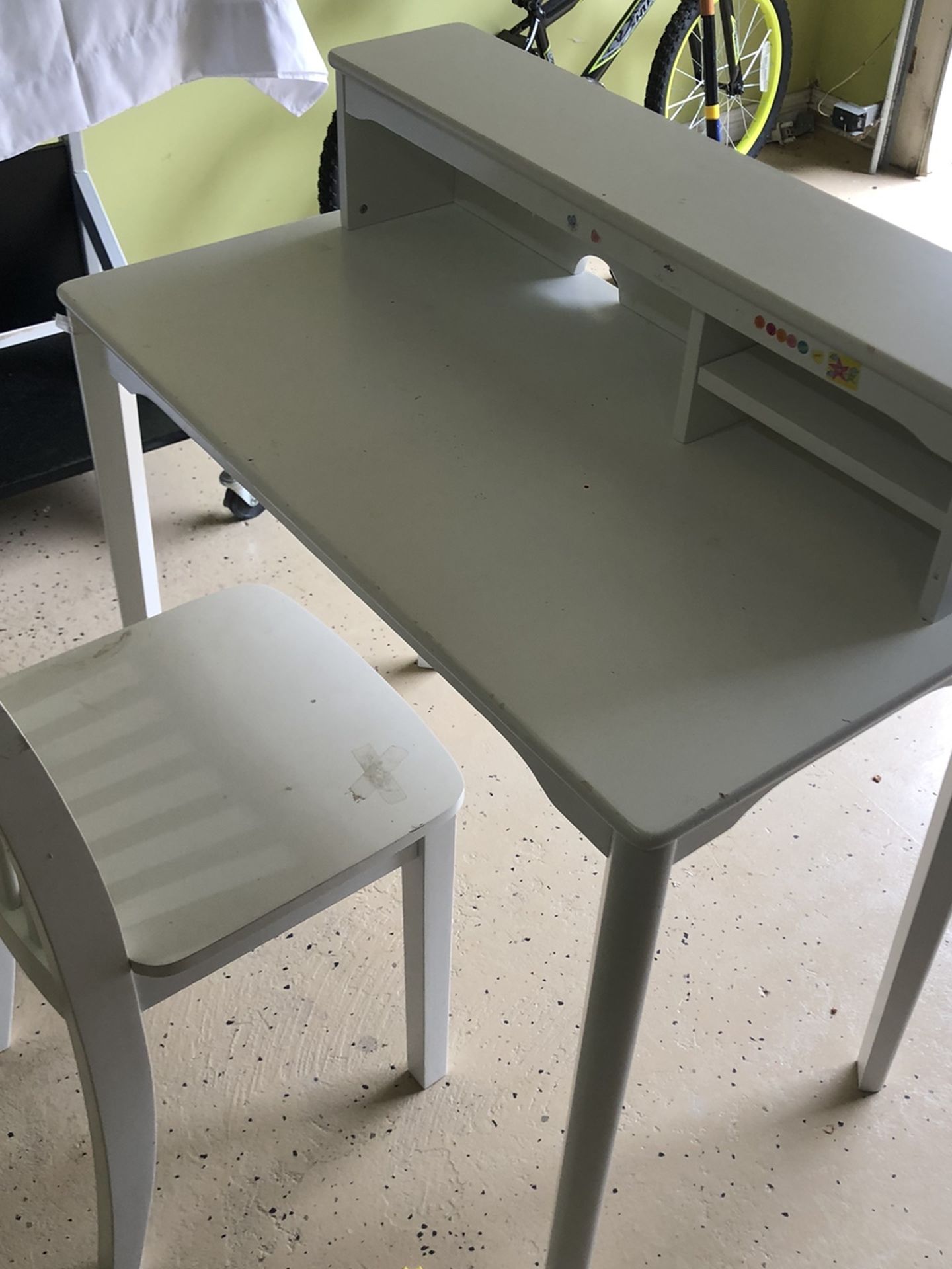 Free child’s desk