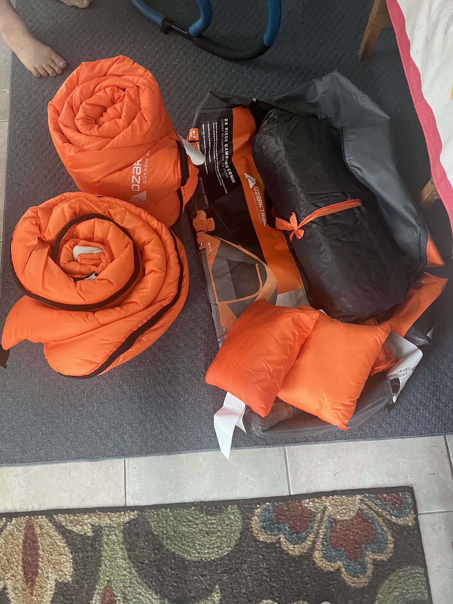 4 MAN TENT TWO SLEEPING BAGS AND PILLOWS AND CARRYING BAG BRAND NEW.