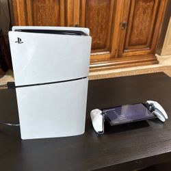 PS5 Slim Disc Edition - 1 TB + PS Portal