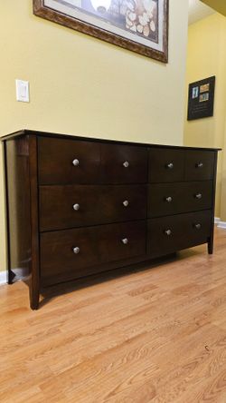 Clean and Nice Brown 6 Drawer Dresser.