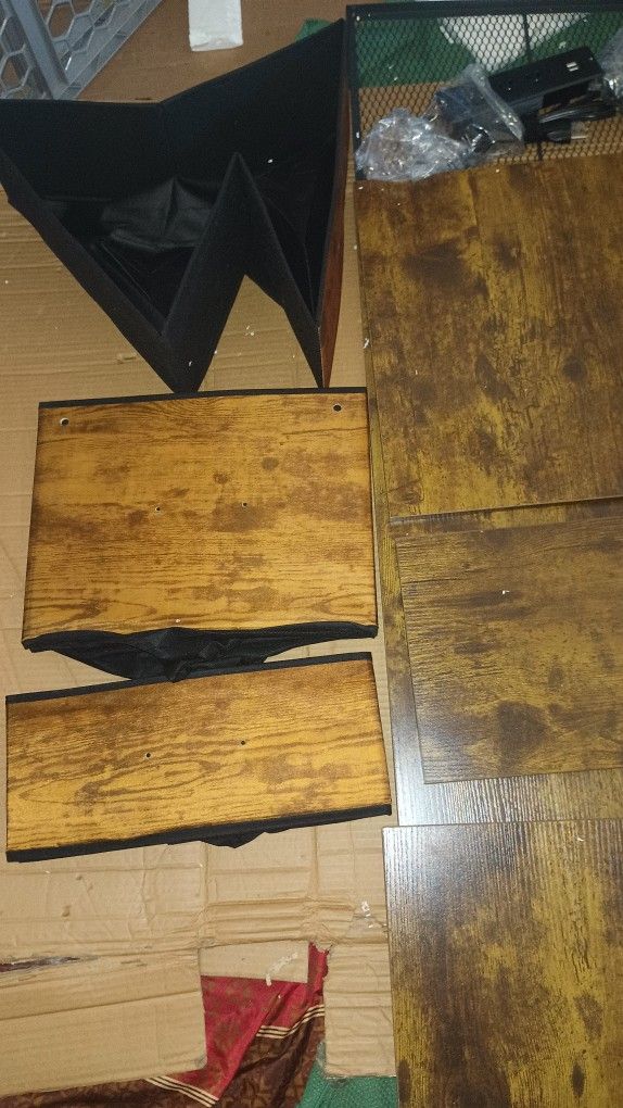 DESK!! 2 DIFFERENT STYLES YOU CAN SET UP
