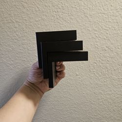 Shelf for collectibles