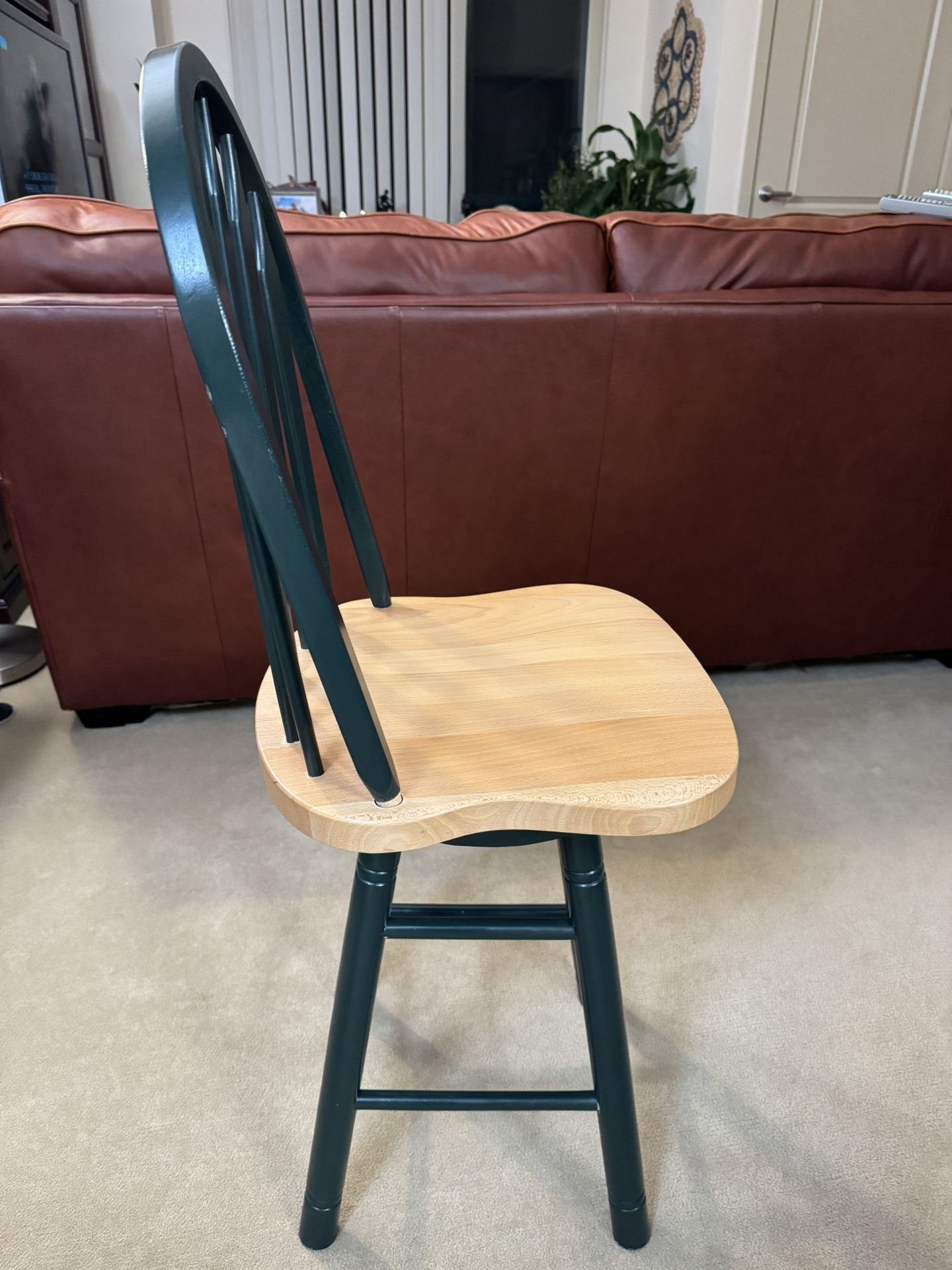 2 Bar stools with swivel seats