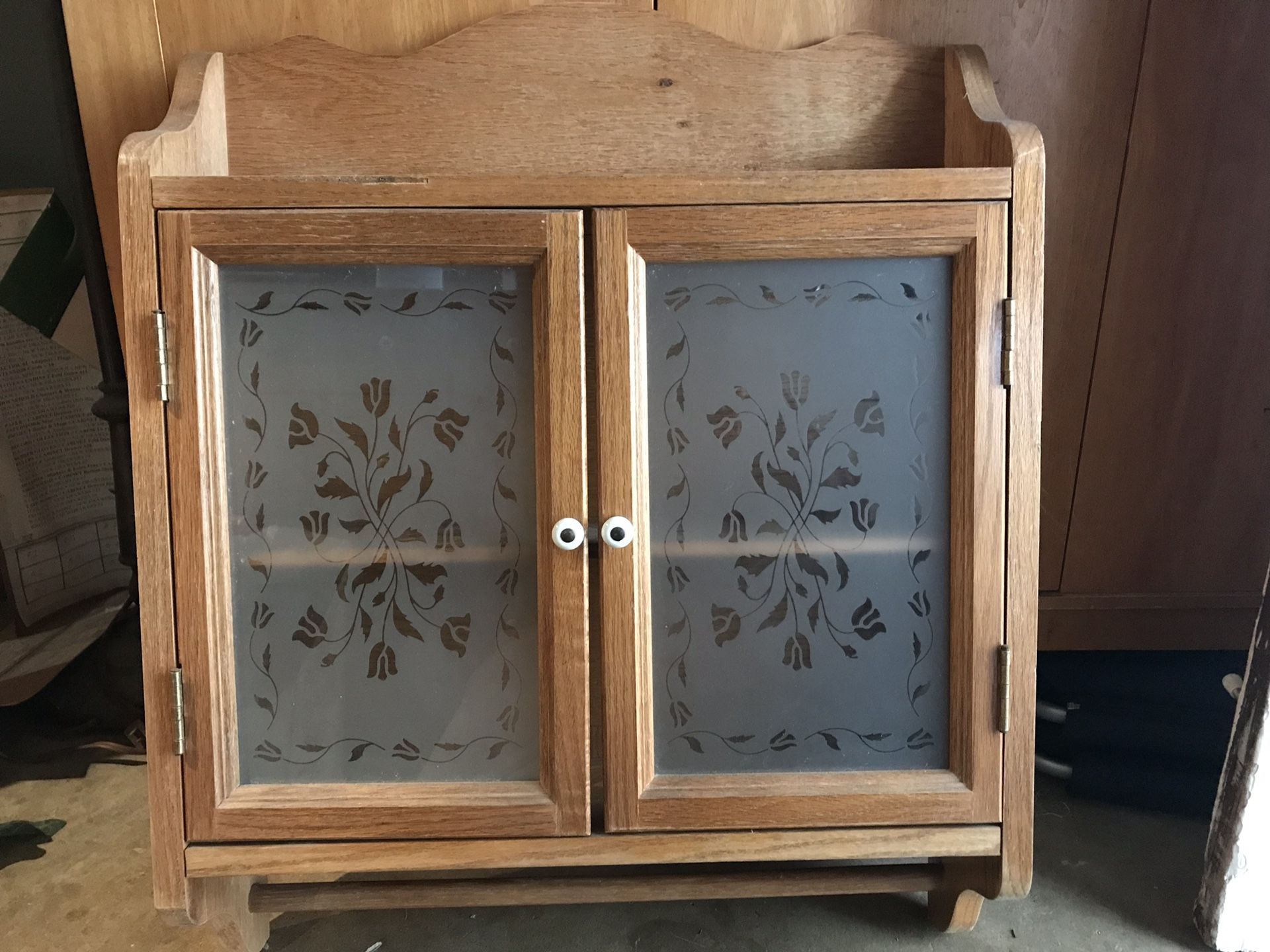 Country Style Medicine Cabinet with Towel Bar Bottom