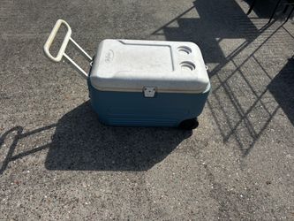 Igloo Rolling Cooler with Handle