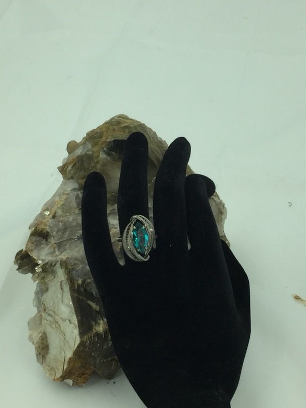 Vintage 925 STER Silver Green Stone Ring 4.25