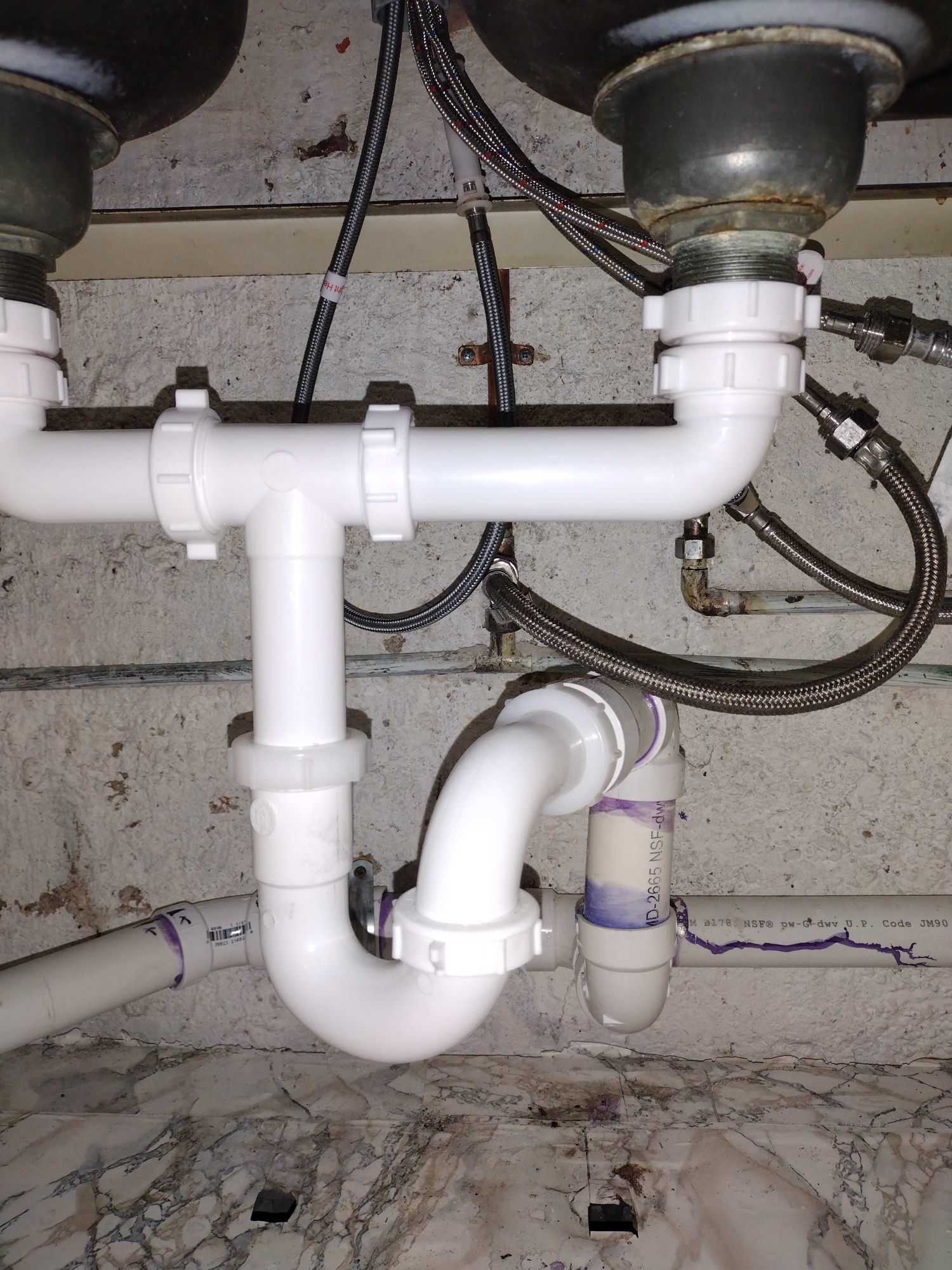 Instalamos Piso ,hacemos Concretos ,plomeria ,drenajes ,roof ,instalación De Ventanas ,,instalación De Metal Adentro De Camiones !,,s