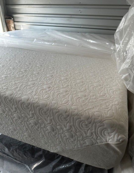 Queen Size Sealy Posturpedic Memory Foam Mattress