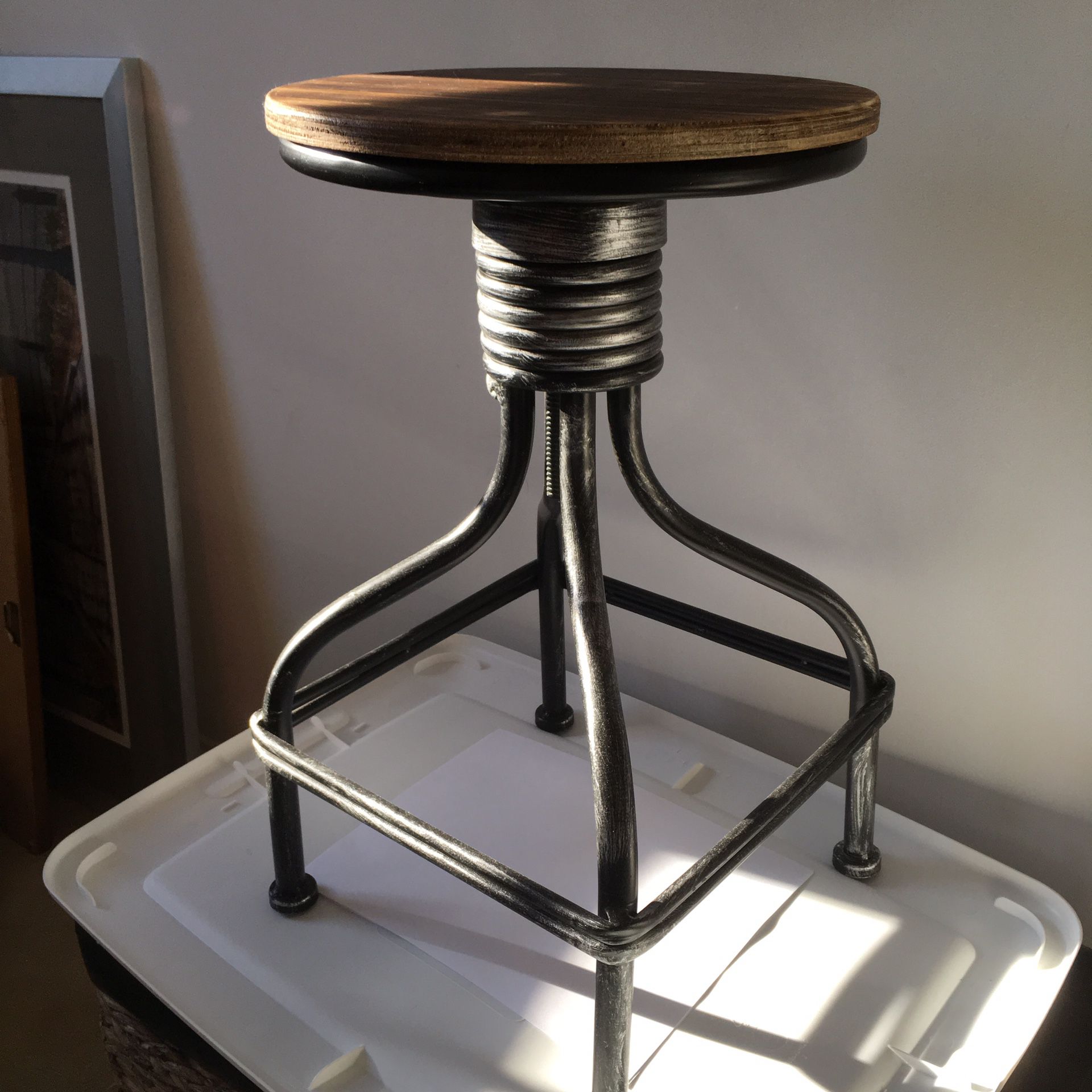 Swivel stool industrial style