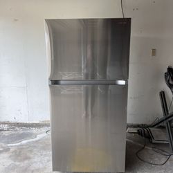 Samsung Top-Freezer Refrigerator – Stainless Steel, Excellent Condition