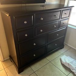 Dresser with 2 matching nightstands.
