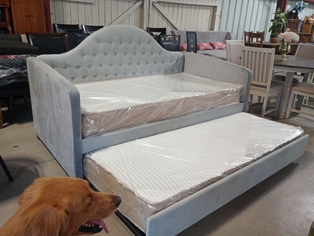 Daybed With Trundle & Twin Bed