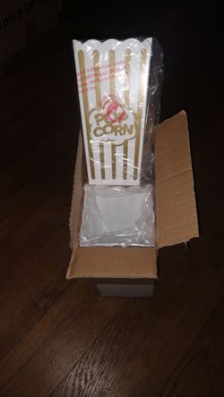 Lot of 8 pop corn cups 48 oz