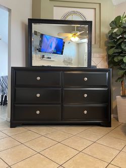 Dresser with mirror, solid wood, 6 big drawers, works perfectly, Good condition CASH ONLY ‼️
