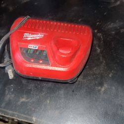 MILWAUKEE 12 V Charger 