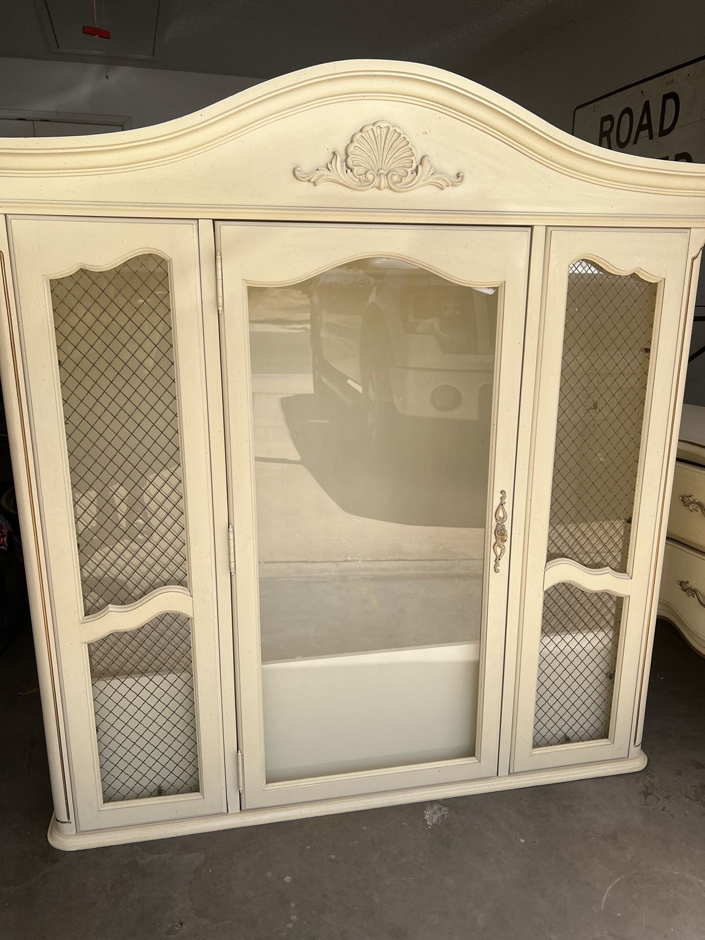Broyhill 2 Piece Off White/Cream China Cabinet