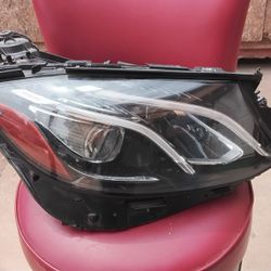 2017-2019 W213 E-CLASS MERCEDES BENZ HEADLIGHT RIGHT SIDE FULL LED WITH LOWER BRACKET BROKEN 