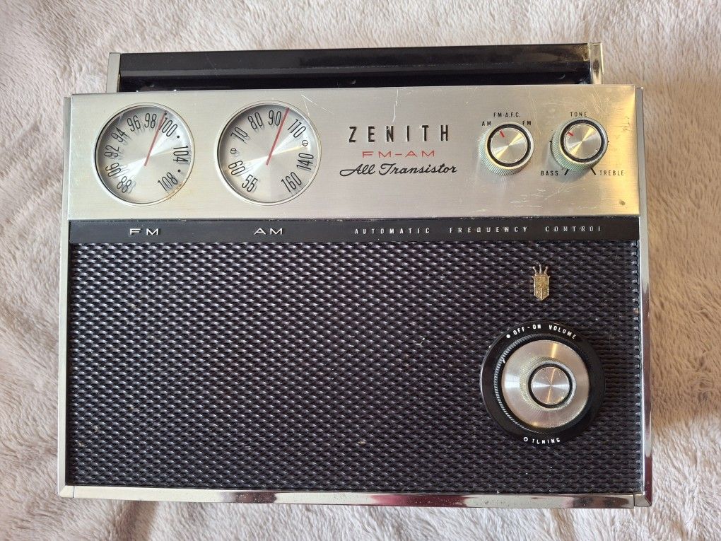 Vintage Zenith Royal 2000 Transistor Radio