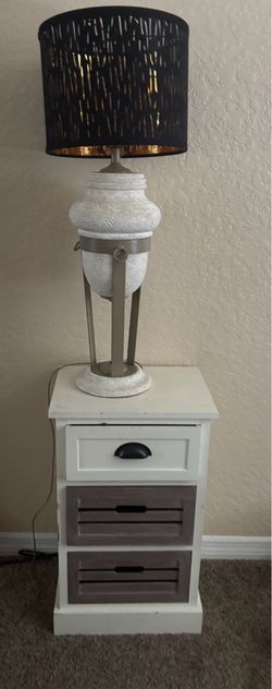 Tow Nightstands include lamps.