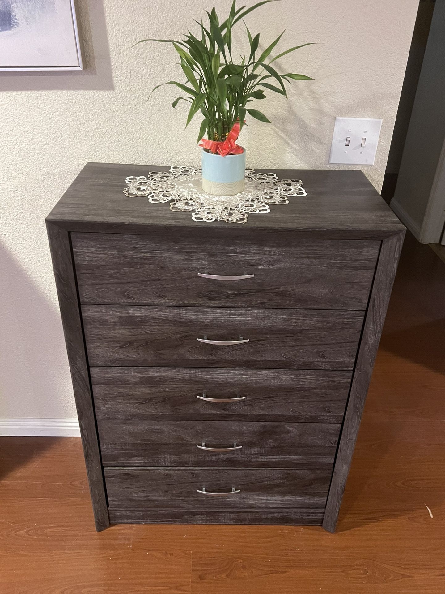 Tall dresser, with 5 drawers