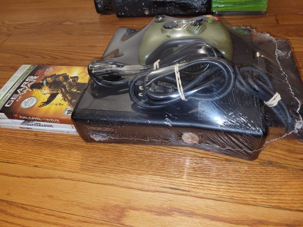 Xbox 360 slim 250GB with 3 Games & controller (2 sealed games)
