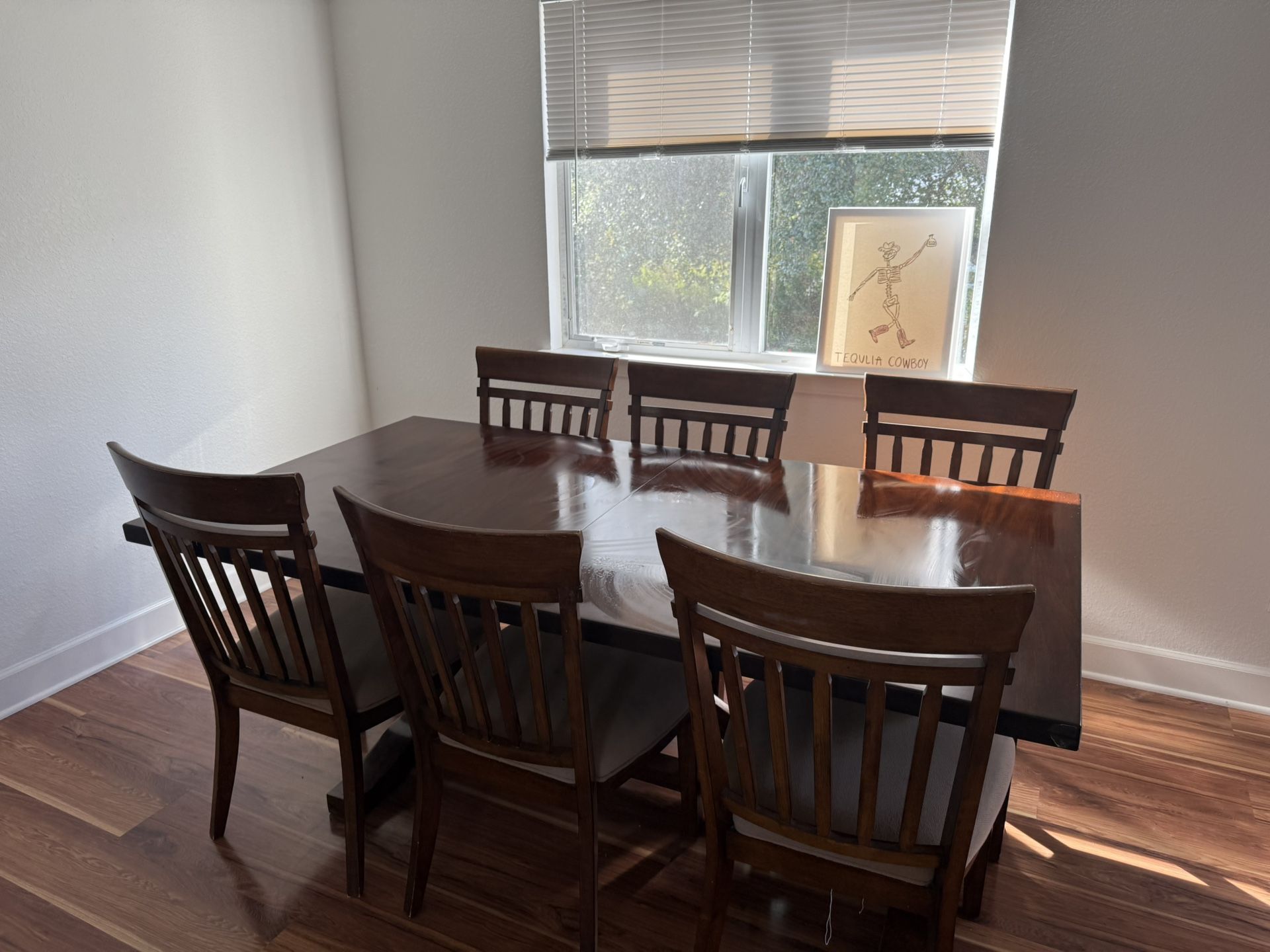 Dinging Room Table And Chairs 
