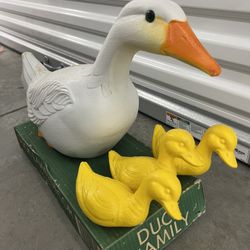 Vintage Plastic Duck And Ducklings Lawn Statues, Lawn Art 