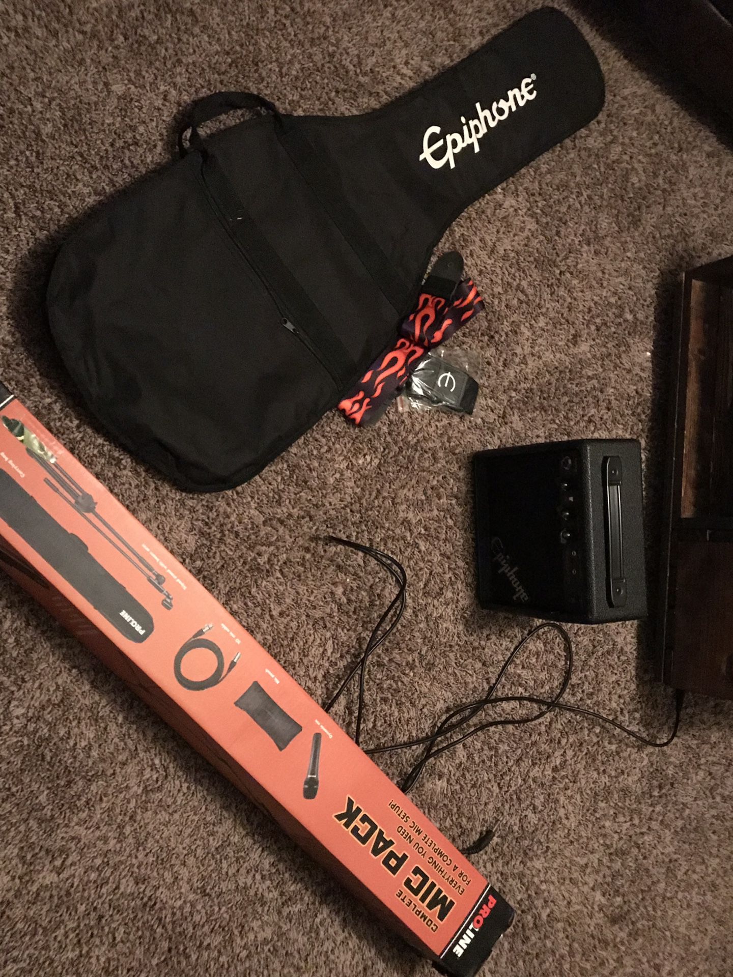 Starter Guitar Amp, guitar bag & Microphone