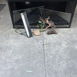 4x2x2 Reptile enclosure what is accessories?