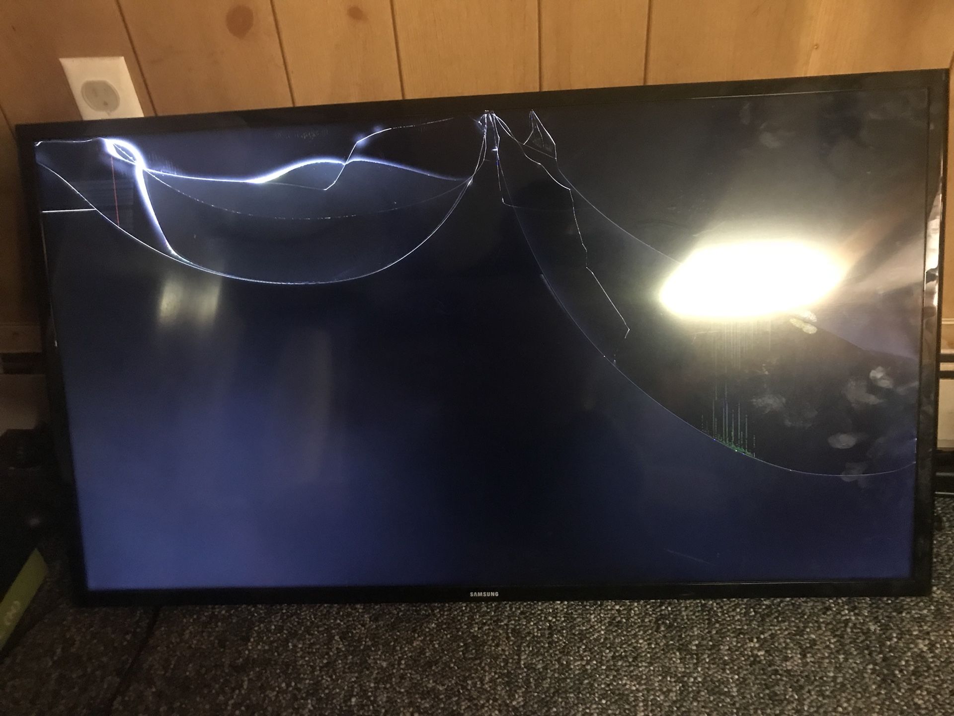 Samsung smart tv 40” , screen broken