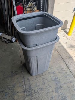 Toter SS35-00GST Slimline greystone 35 gallon square trash can lot of 2