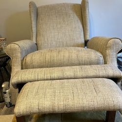 Lazy boy Recliner/ Must Pick Up /100.00 