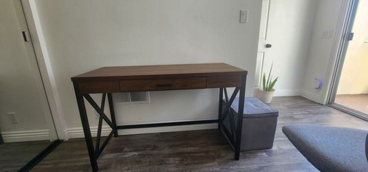 Beautiful Desk w/Chair