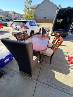 Formal Dinning table 6 chairs (Costco)